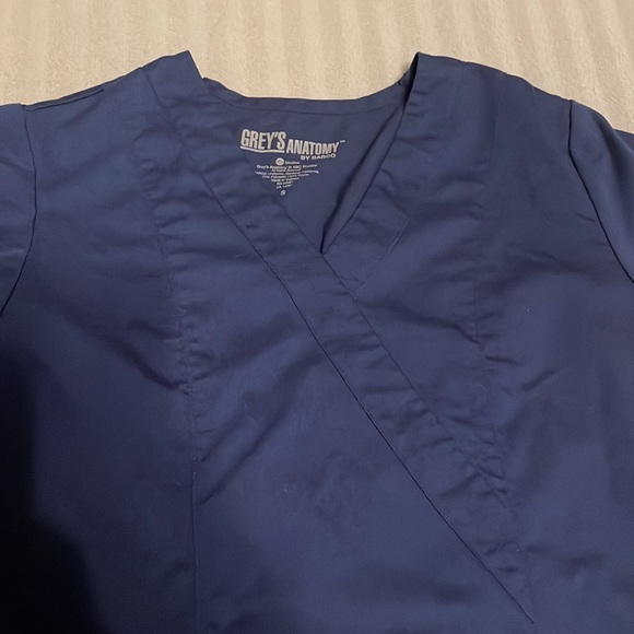 EUC Women’s Greys Anatomy classic scrub top, size small - Picture 2 of 6